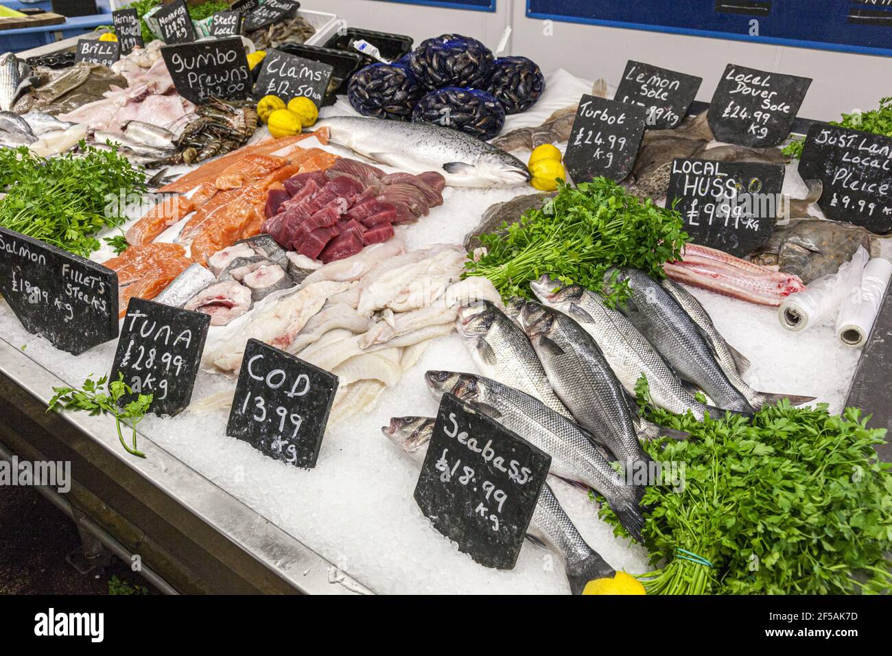 Poisson frais en vente sur le marché des fruits de mer dans le port de Whitstable, Kent, Royaume-Uni Banque D'Images