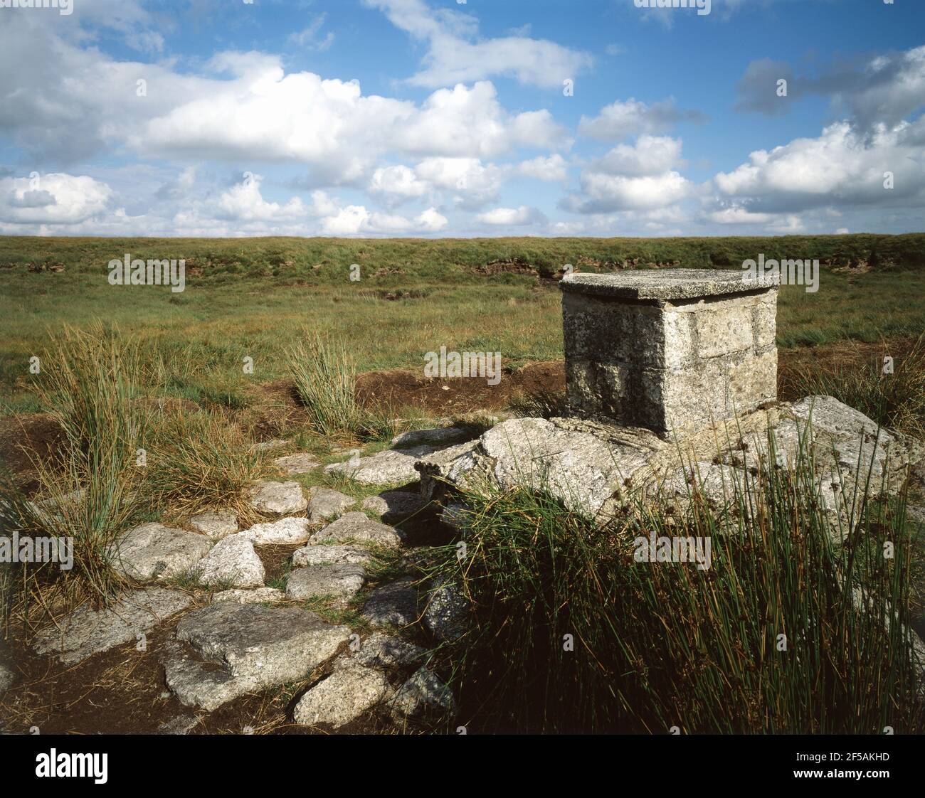 Boîte aux lettres Cranmere Pool sur le desolate Dartmoor. Banque D'Images