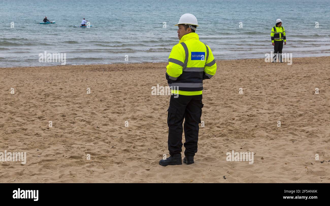 Insight personnel de sécurité sur la plage pour la sécurité des travaux de réapprovisionnement de plage à Bournemouth et Poole Beaches, Dorset UK en mars Banque D'Images