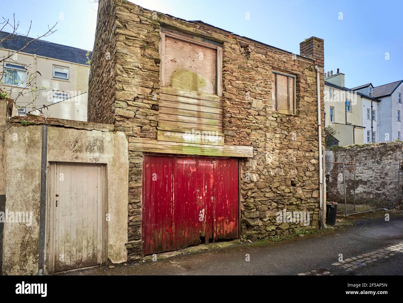 Un petit bâtiment d'atelier non utilisé autonome dans les ruelles arrière de Douglas, île de Man Banque D'Images