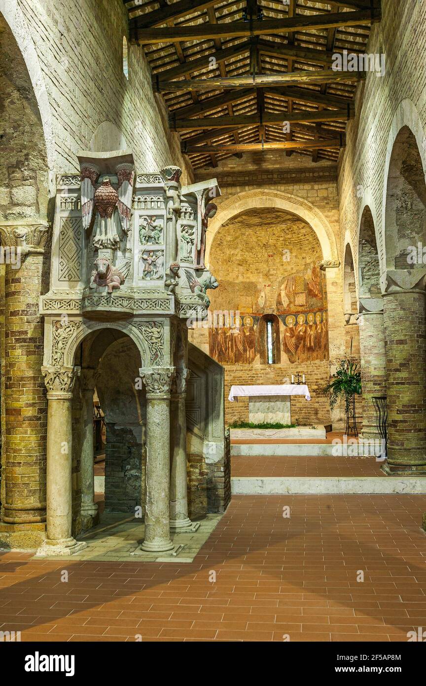 La nef centrale de l'église romane de Santa Maria del Lago avec l'ambo et l'autel principal dans l'abside. Moscufo, province de Pescara, Abruzzes Banque D'Images
