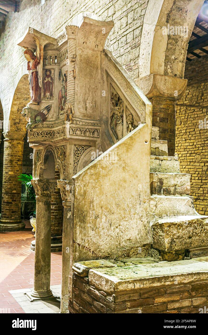 Détails de l'ambo richement sculpté et coloré de l'église romane de Santa Maria del Lago. Moscufo, province de Pescara, Abruzzes, Italie, Europe Banque D'Images