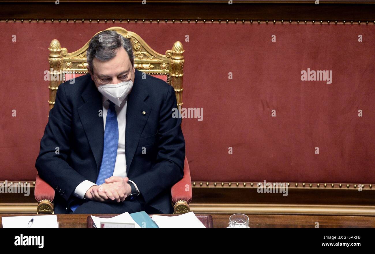 Italie, Rome, 24 mars 2021 : le Premier ministre Mario Draghi assiste à la réunion du Sénat consacrée aux communications gouvernementales sur le prochain sommet européen Banque D'Images