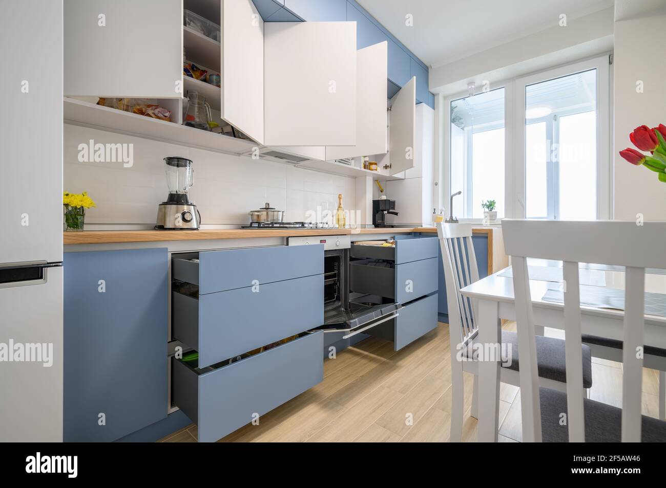 Intérieur de cuisine moderne et confortable, certains tiroirs s'arrachés Banque D'Images