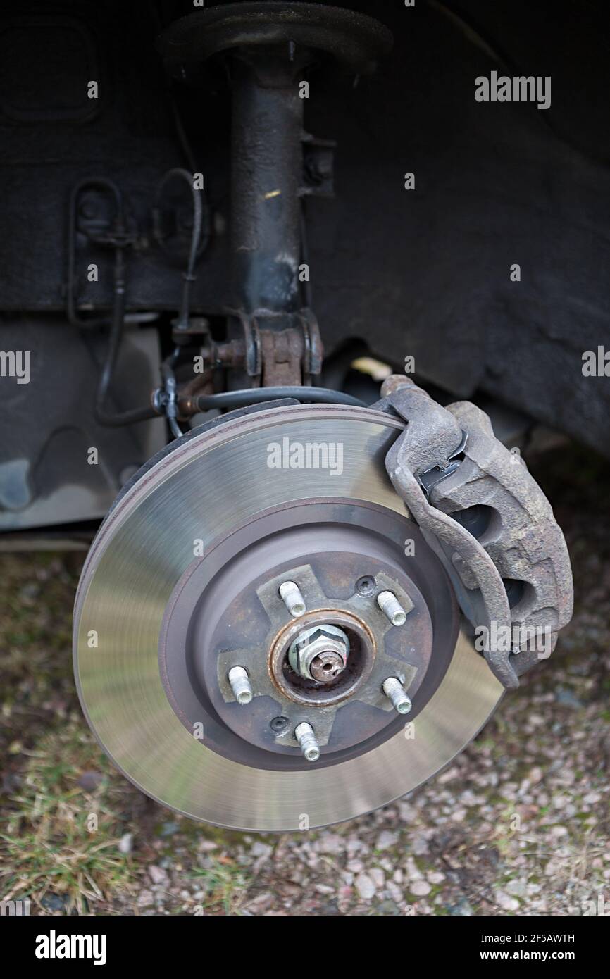 L'ancien disque de frein ventilé en acier avec étrier fixe et plaquettes de frein est prêt à être déposé, une roue avant Banque D'Images
