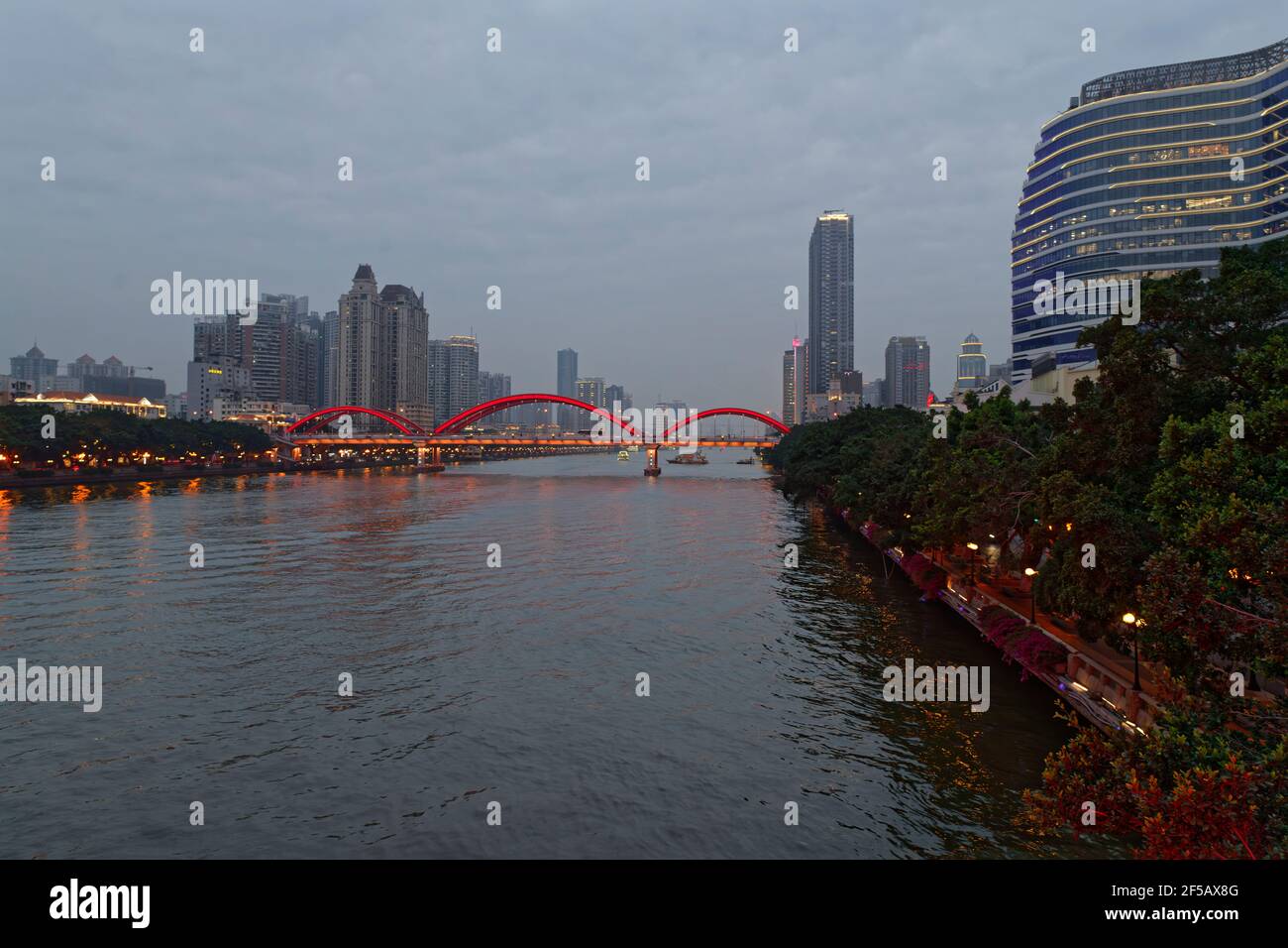 Paysage urbain lumières de nuit chine guangzhou au bord de la rivière Banque D'Images