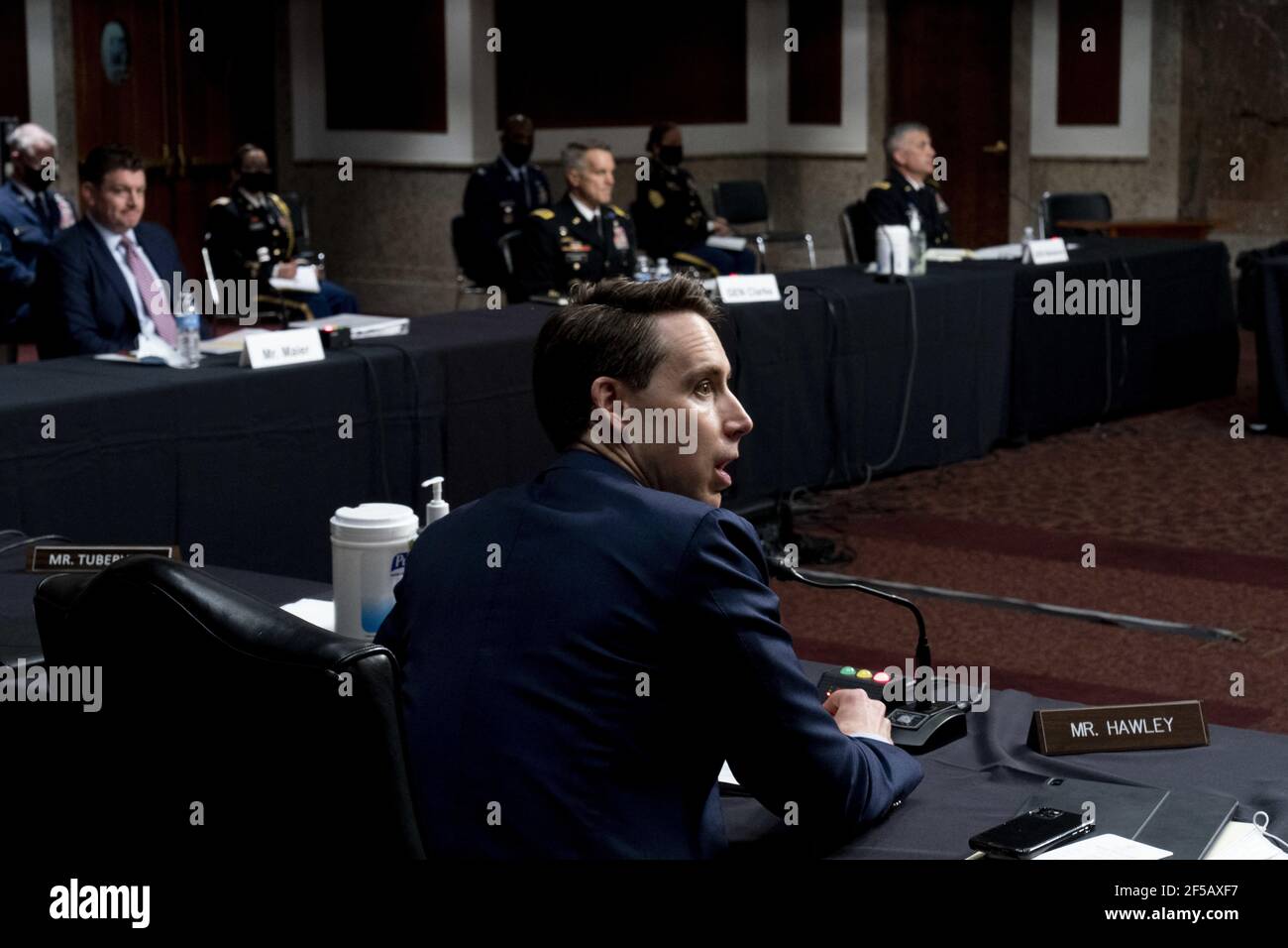 En haut à partir de la gauche, Christopher Maier, secrétaire adjoint par intérim à la Défense pour les opérations spéciales et les conflits de faible intensité, le général de commandement des opérations spéciales Richard Clarke, commandant du cybercommandement des États-Unis, le directeur de l'Agence nationale de sécurité et le chef du service central de sécurité, le général Paul Nakasone, se présentent sous le nom de sénateur Josh Hawley, R-Mo., centre, Prend la parole lors d'une audience pour examiner le Commandement des opérations spéciales des États-Unis et le cyberCommandement des États-Unis dans le cadre de l'examen de la demande d'autorisation de défense pour l'exercice 2022 et le Programme de défense des années futures, à Capitol Hill, le jeudi 25 mars 2021, À Washington. Banque D'Images