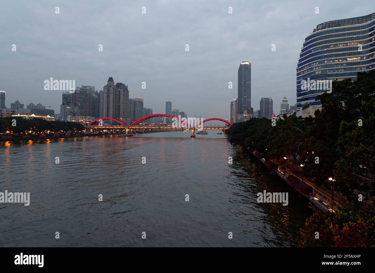 Paysage urbain lumières de nuit chine guangzhou au bord de la rivière Banque D'Images