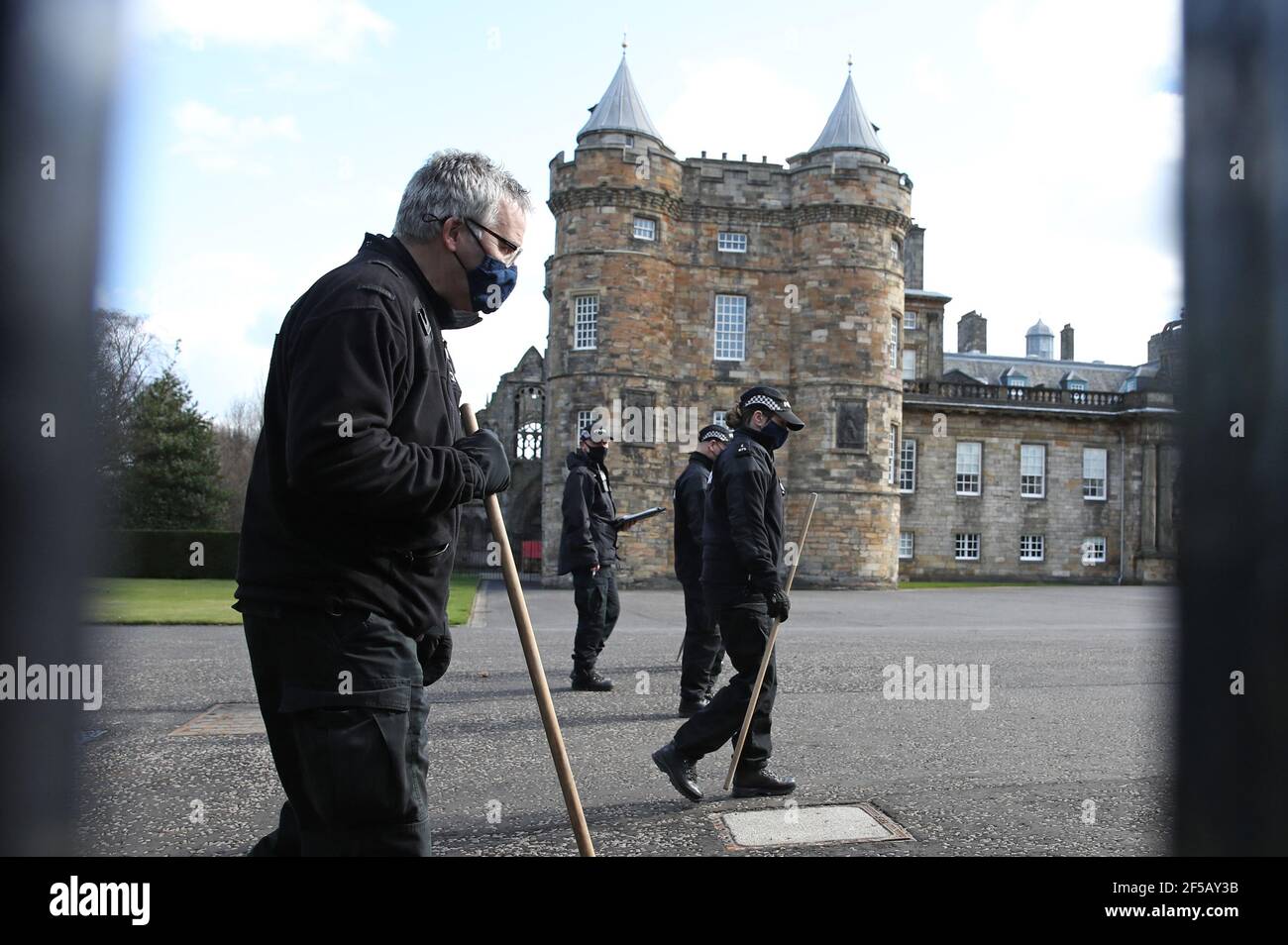 Photo du dossier datée du 24/03/21, d'agents de police effectuant une fouille dans les terrains du palais de Holyroodhouse à Édimbourg. Un homme a comparu devant le tribunal après qu'une équipe d'élimination de la bombe ait assisté à un rapport d'un objet suspect dans le parc du palais de Holyroodhouse. Date d'émission : jeudi 25 mars 2021. Banque D'Images