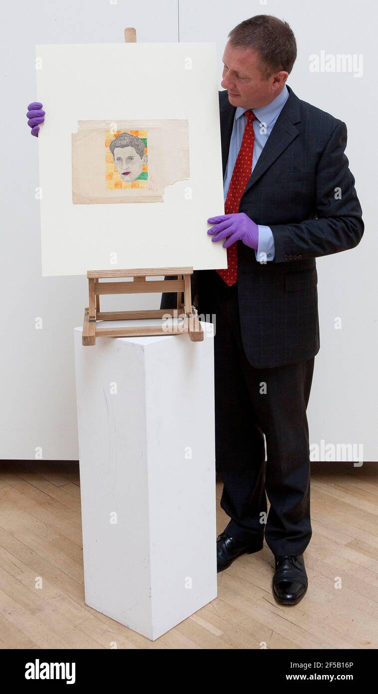 Andy Fields avec le portrait d'Andy Warhol de Rudy Vallee, il a acheté pour seulement 5 $ dans une vente de garage à Las Vegas. La pièce rare, peinte par l'artiste de 11 ans et maintenant évaluée à 2 millions de dollars, doit être exposée pour la première fois en juillet à la Royal West of England Academy (RWA) à Bristol dans le cadre du concours Clean Slate d'Avon & Somerset police. 10 mai 2012 Banque D'Images