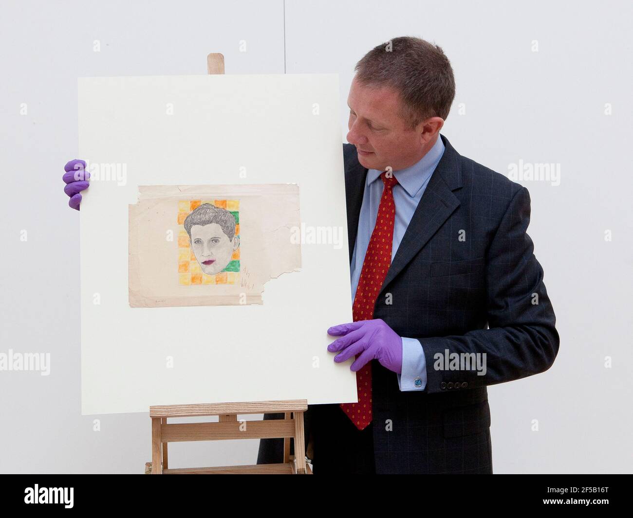 Andy Fields avec le portrait d'Andy Warhol de Rudy Vallee, il a acheté pour seulement 5 $ dans une vente de garage à Las Vegas. La pièce rare, peinte par l'artiste de 11 ans et maintenant évaluée à 2 millions de dollars, doit être exposée pour la première fois en juillet à la Royal West of England Academy (RWA) à Bristol dans le cadre du concours Clean Slate d'Avon & Somerset police. 10 mai 2012 Banque D'Images