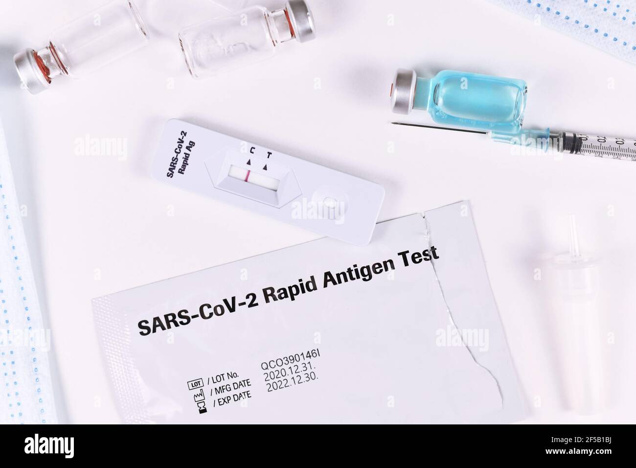 Outils de lutte contre la pandémie du virus Corona, y compris le test rapide de l'antigène et flacons de vaccin avec seringue Banque D'Images