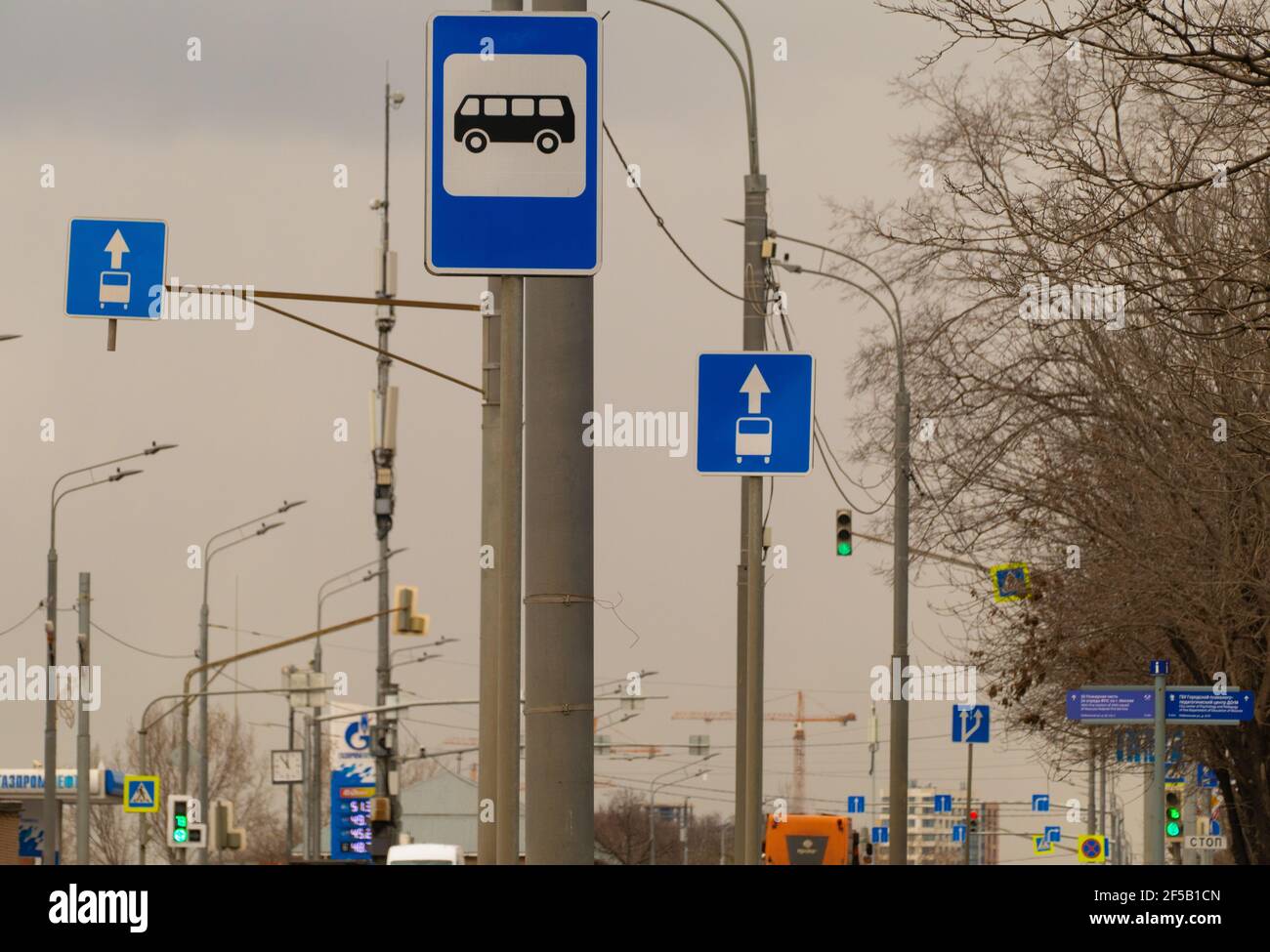 Panneaux d'avertissement dans la rue pendant le jour 2021 Banque D'Images