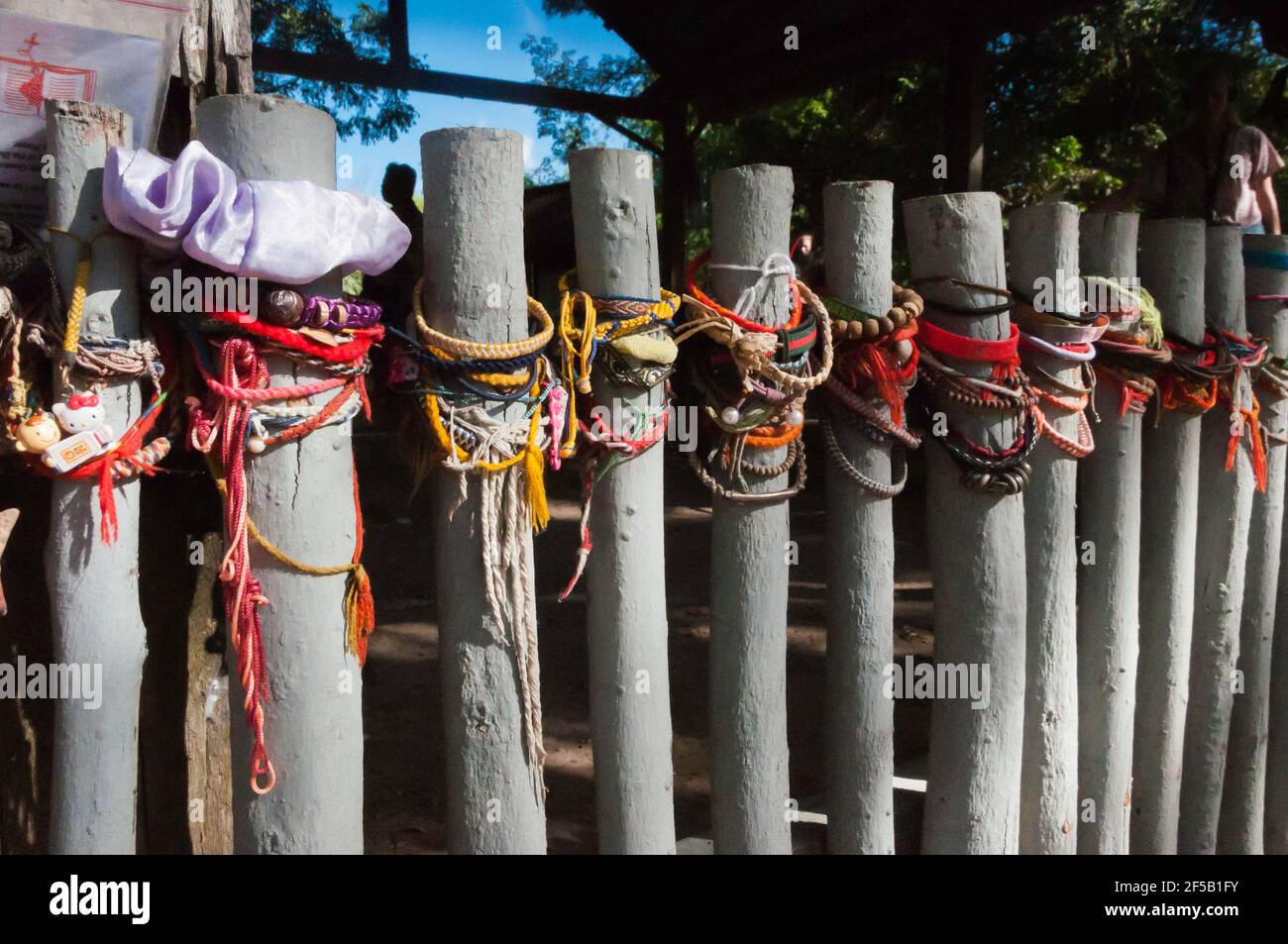 Tuer des champs au Cambodge. Tombe d'enfants qui ont péri dans les Khmers rouges. Bordé d'une bride en bois ornée de nombreux bracelets colorés. Banque D'Images