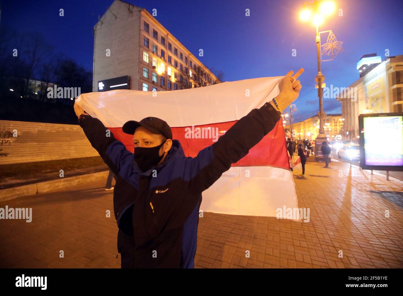 KIEV, UKRAINE - 25 MARS 2021 - les participants forment une "chaîne de solidarité" de la place de l'indépendance au mémorial du héros de la centaine céleste, Mykhailo Zhiznevsky biélorusse dans la rue Hrushevsky dans le cadre de l'événement à l'occasion de la fête nationale bélarussienne - Journée de la liberté (Anniversaire de la proclamation de l'indépendance de la République populaire biélorusse en 1918), Kiev, capitale de l'Ukraine Banque D'Images