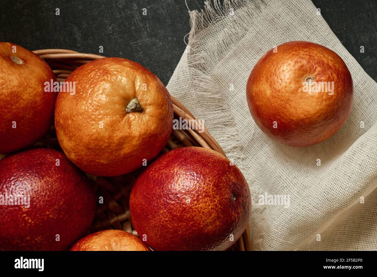 Panier d'oranges rouges, vue du dessus Banque D'Images Panier d'oranges rouges, vue du dessus Banque D'Images
