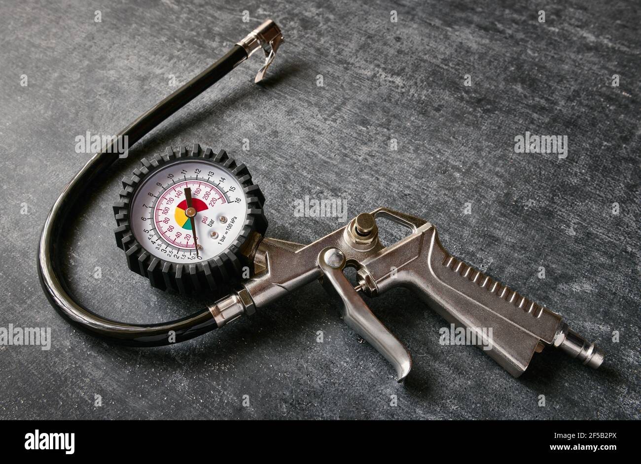 Pistolet de gonflage à main avec manomètre sur fond gris arrière-plan Photo  Stock - Alamy