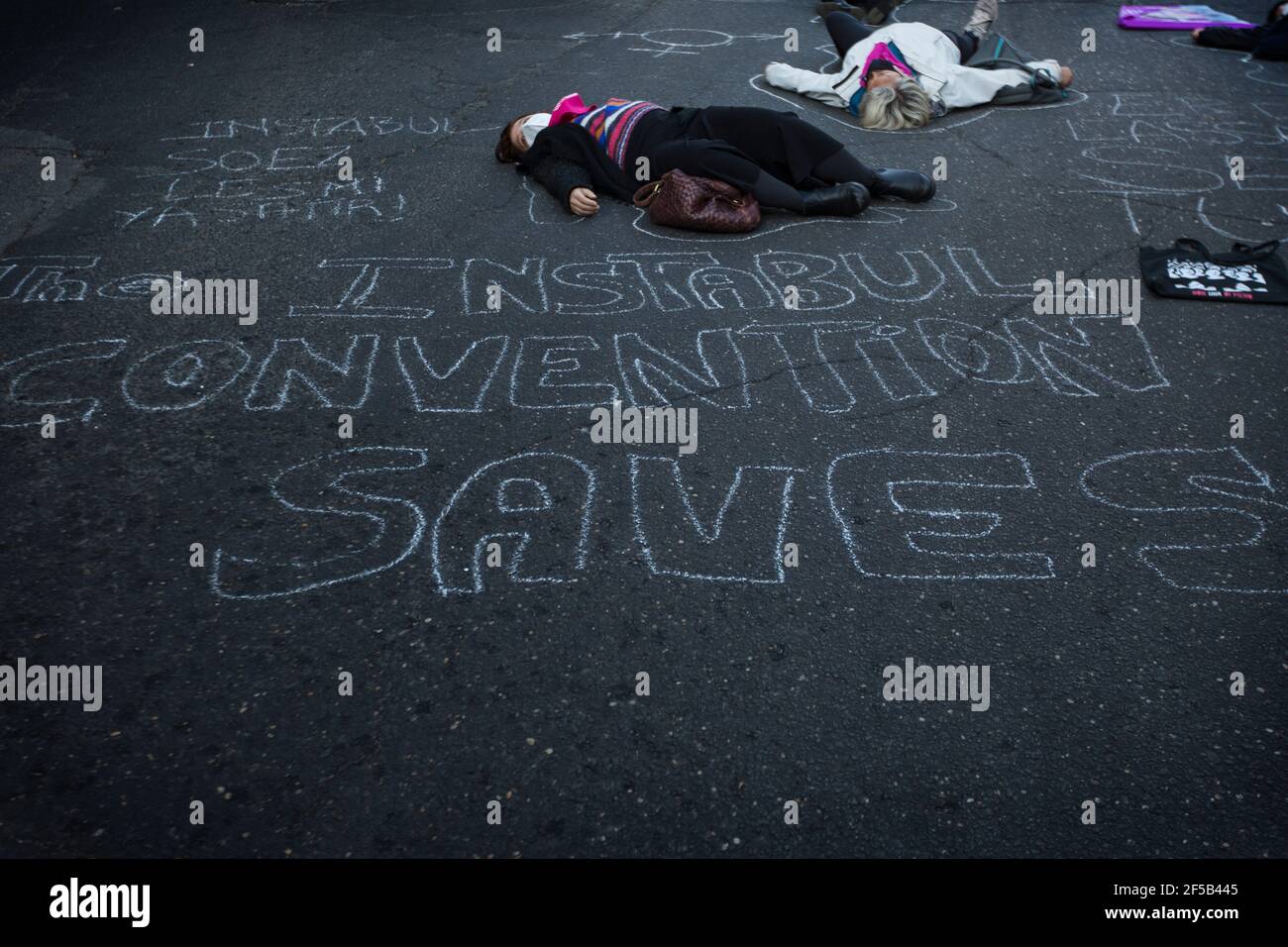 Rome, Italie. 25 mars 2021. L'organisation féministe et transféministe italienne non una Di Meno a organisé une manifestation à Rome en faveur et en solidarité avec les femmes en Turquie et contre la décision du Président turc Recep Tayyip Erdogan, De retirer son pays de la Convention du Conseil de l'Europe sur la prévention et la lutte contre la violence à l'égard des femmes et la violence domestique, également connue sous le nom de Convention d'Istanbul. Banque D'Images