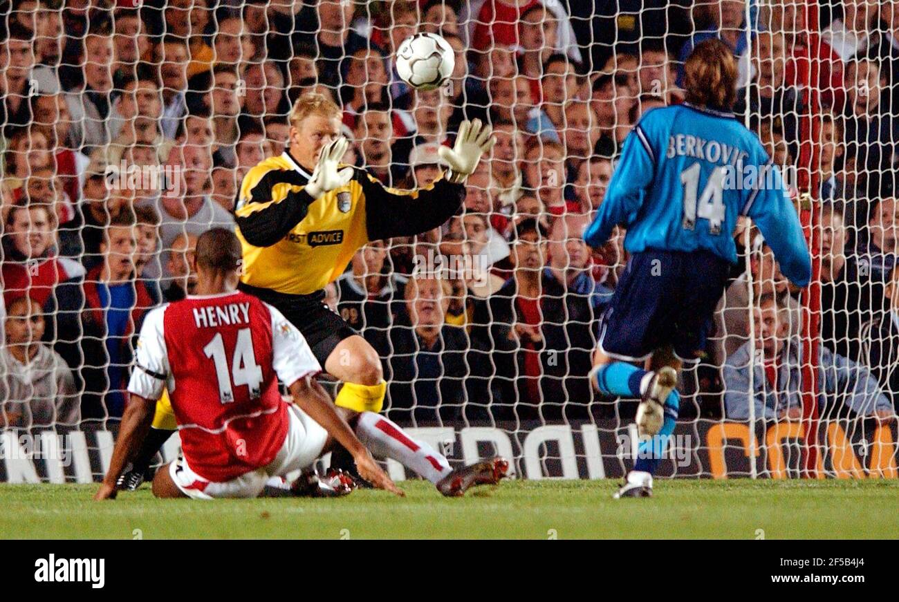ARSENAL V MAN CITY 10/9/2002 HENRY MARQUE MAIS IMAGE DE CÔTÉ DAVID ASHDOWN. Banque D'Images