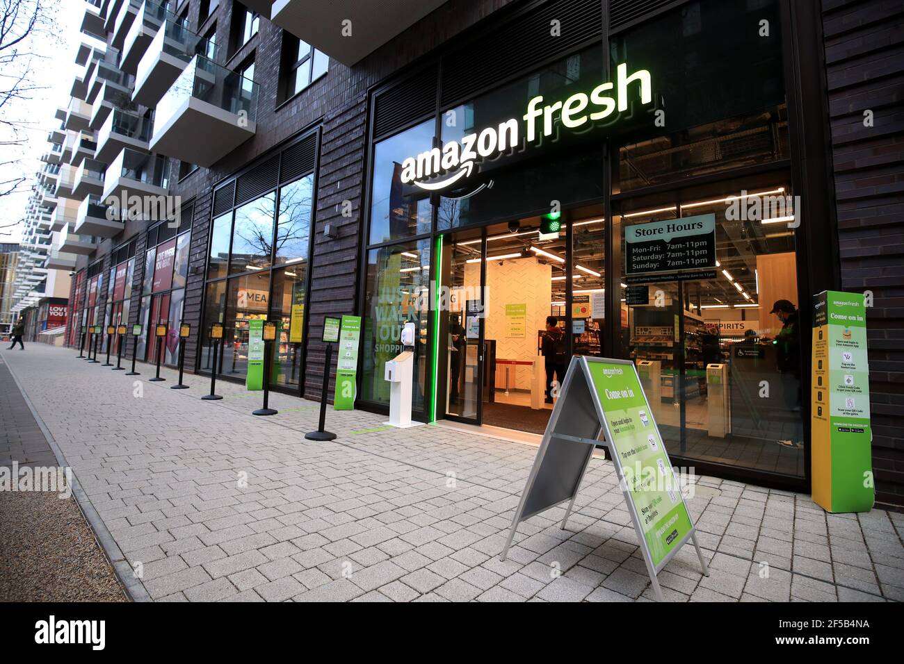 Le magasin Amazon Fresh sur Wembley Park Boulevard est ouvert avant le match de qualification de la coupe du monde FIFA 2022 au stade Wembley, Londres. Date de la photo: Jeudi 25 mars 2021. Banque D'Images