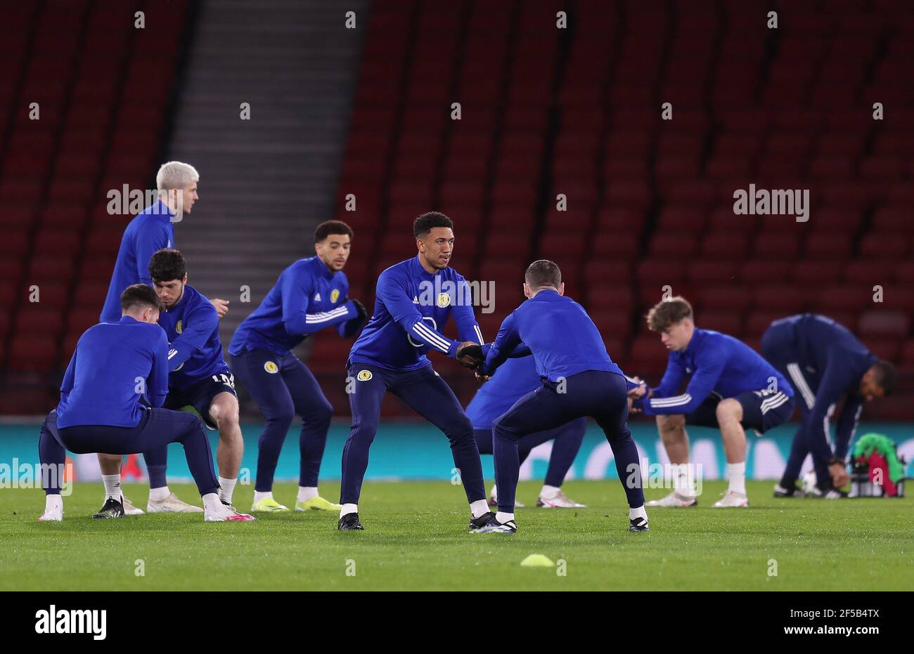 Liam Palmer (au centre) en Écosse et ses coéquipiers se réchauffent avant le match de qualification de la coupe du monde de la FIFA 2022 à Hampden Park, Glasgow. Date de la photo: Jeudi 25 mars 2021. Banque D'Images