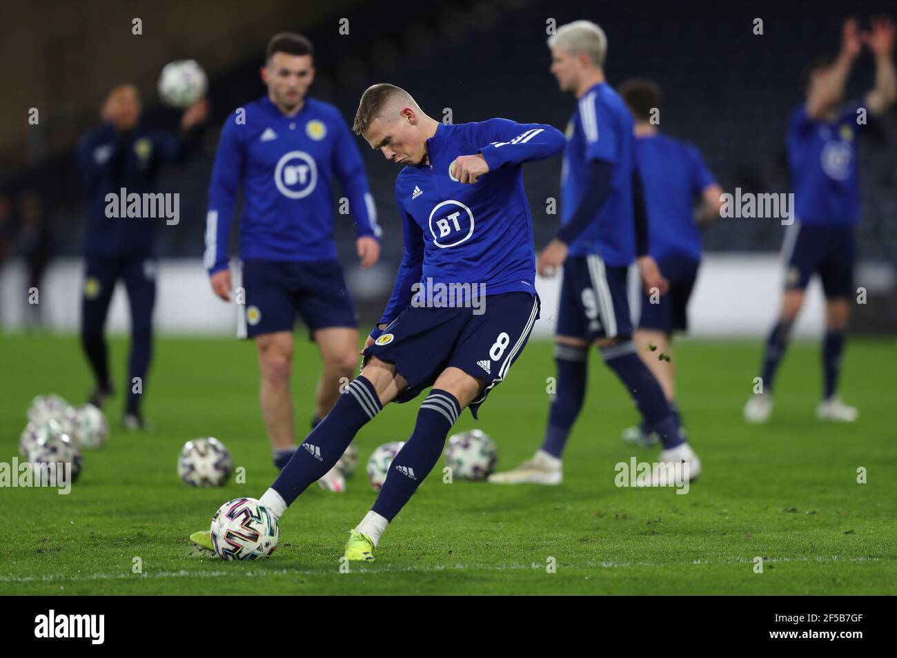 Scott McTominay, en Écosse, s'échauffe avant le match de qualification de la coupe du monde de la FIFA 2022 à Hampden Park, Glasgow. Date de la photo: Jeudi 25 mars 2021. Banque D'Images