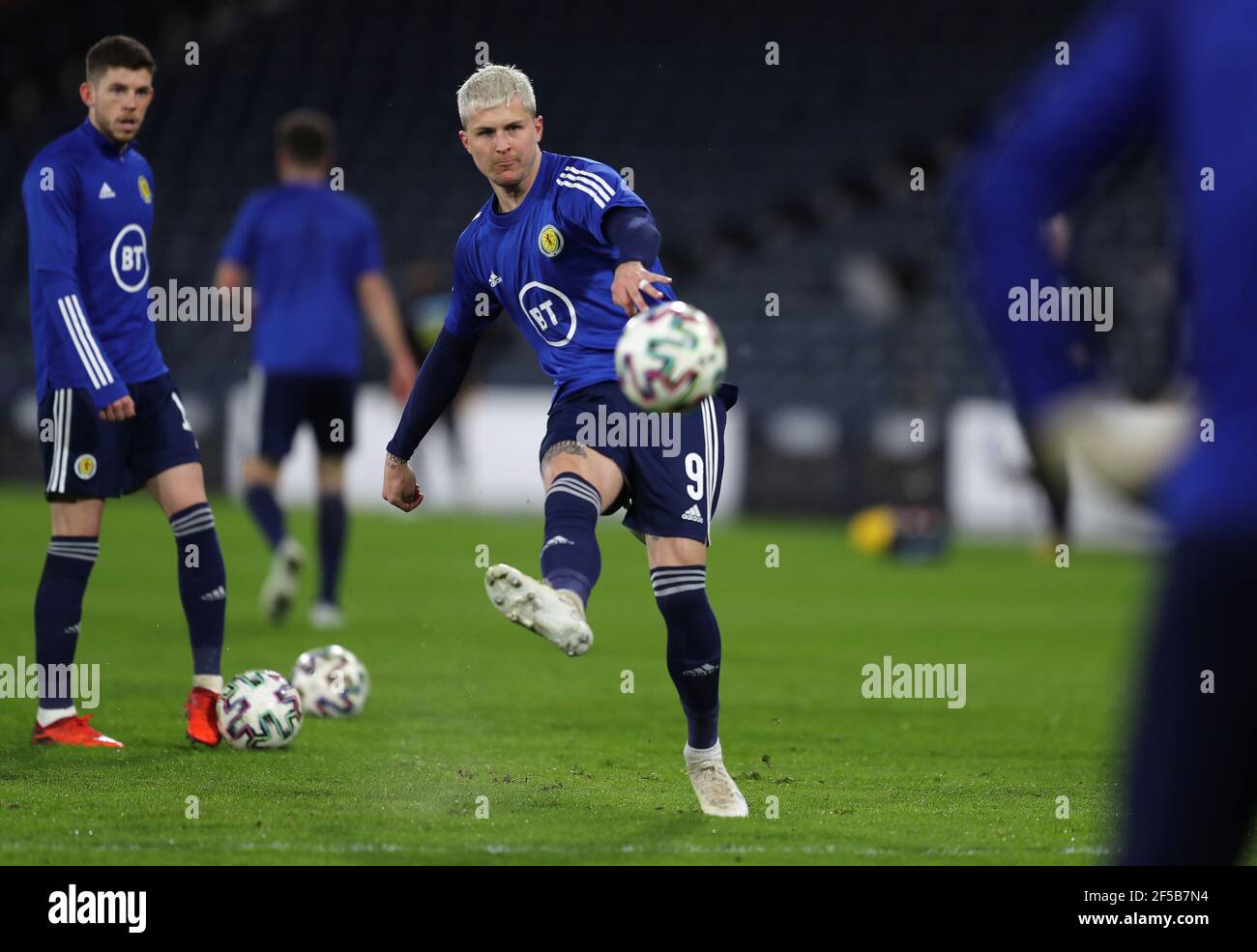 Lyndon en Écosse s'échauffe avant le match de qualification de la coupe du monde de la FIFA 2022 à Hampden Park, Glasgow. Date de la photo: Jeudi 25 mars 2021. Banque D'Images