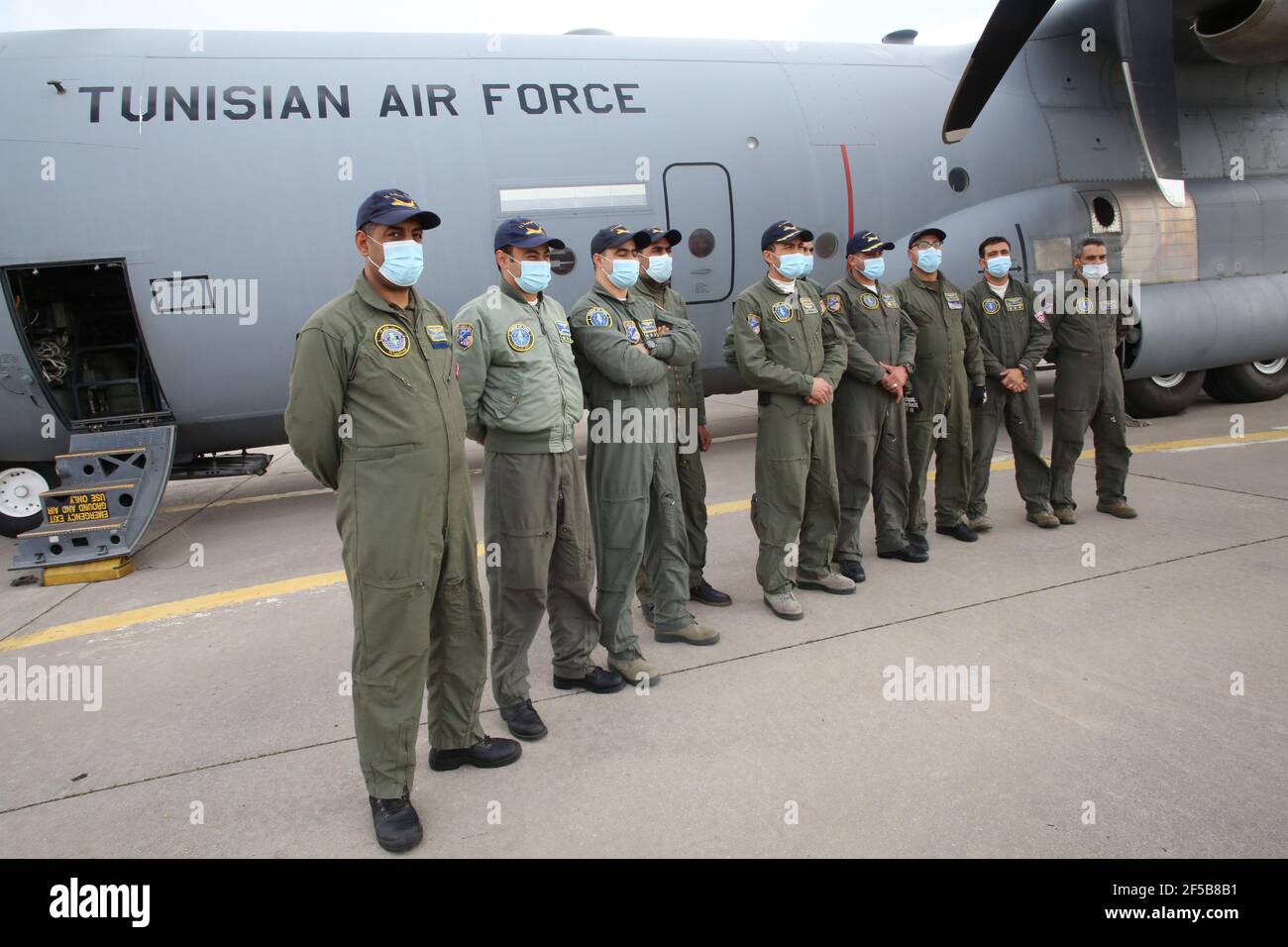 Tunis, Tunisie. Mars 25 2021 : l'équipe de l'Armée de l'Air tunisienne, sous la supervision du Ministre de la Santé, M. Fawzi Mahdi, et de l'Ambassadeur de Chine en Tunisie, M. ZHANG Jianguo, et en présence de l'Emir du général de division, Le docteur général de la Santé militaire, M. Mustafa Ferjani, un convoi a reçu une nouvelle expédition de vaccin anti-Covid 19 contenant 200 mille doses de vaccin Sinovac fournies par la République populaire de Chine en cadeau à la République tunisienne, dans le cadre de la coopération sanitaire entre les deux pays Banque D'Images