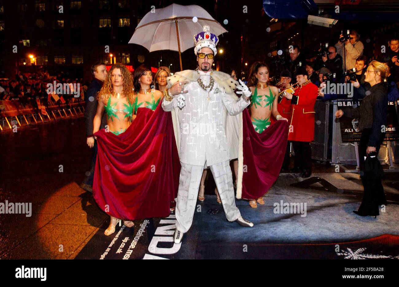 Le personnage Ali G arrive pour la première de film de Ce qu'il étoiles intitulé 'Ali G Indahouse'.20 Mars 2002 photo Le paradis d'Andy Banque D'Images