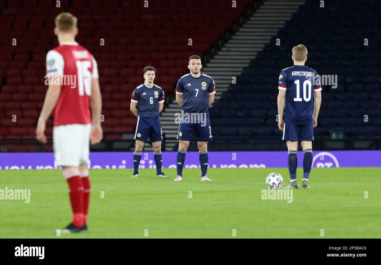 Les joueurs écossais se tiennent contre le racisme avant le match de qualification de la coupe du monde de la FIFA 2022 à Hampden Park, Glasgow. Date de la photo: Jeudi 25 mars 2021. Banque D'Images