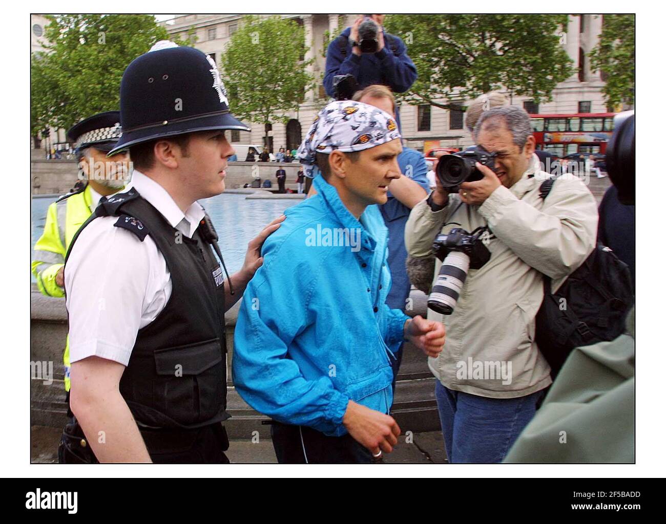RÉCOMPENSEZ le DALAÏ LAMA... dans les premières heures de ce matin, Gary Connery est devenu le premier homme à descendre de la colonne de Nelsons de 120 pieds à Trafalgar Square, L'événement promu par "agir pour le Tibet" a été de mettre en évidence les événements au Tibet et de soutenir la position du Dalaï Lamas résistant à la présence chinoise au Tibet.à pic David Sandison 9/5/2003 Banque D'Images