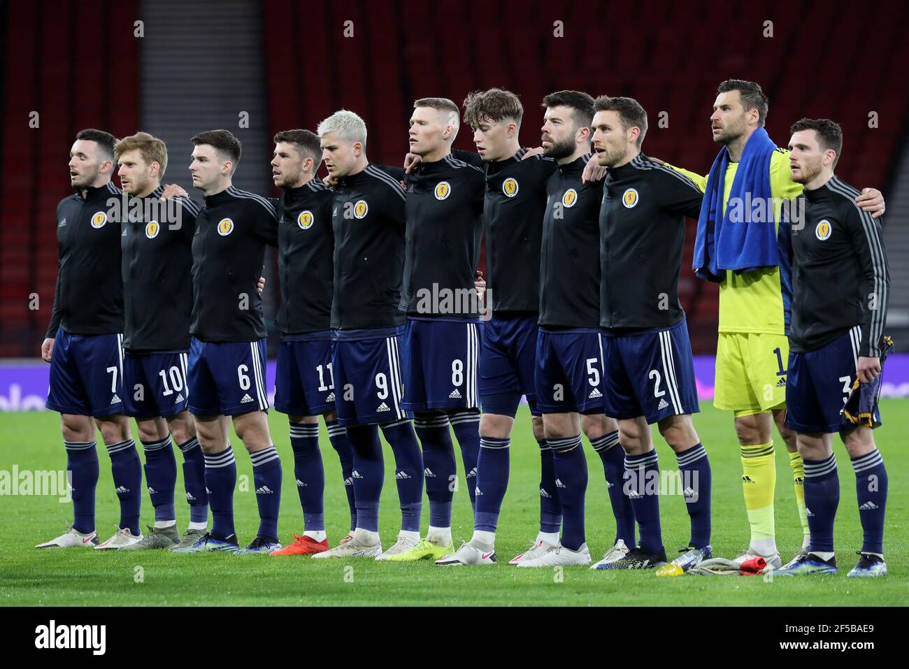 Les joueurs écossais se font la queue avant le match de qualification de la coupe du monde de la FIFA 2022 à Hampden Park, Glasgow. Date de la photo: Jeudi 25 mars 2021. Banque D'Images