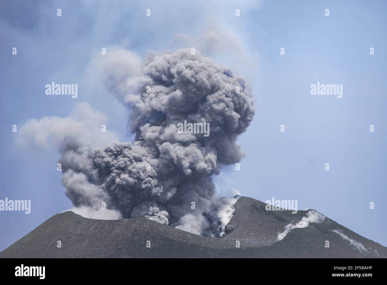 Volcan actif du Mont Tavurvur. Rabaul, Papouasie-Nouvelle-Guinée. Il y a un puissant boom et puis les billauws de cendres et de fumée montent de la caldeira. Prise avec un Banque D'Images