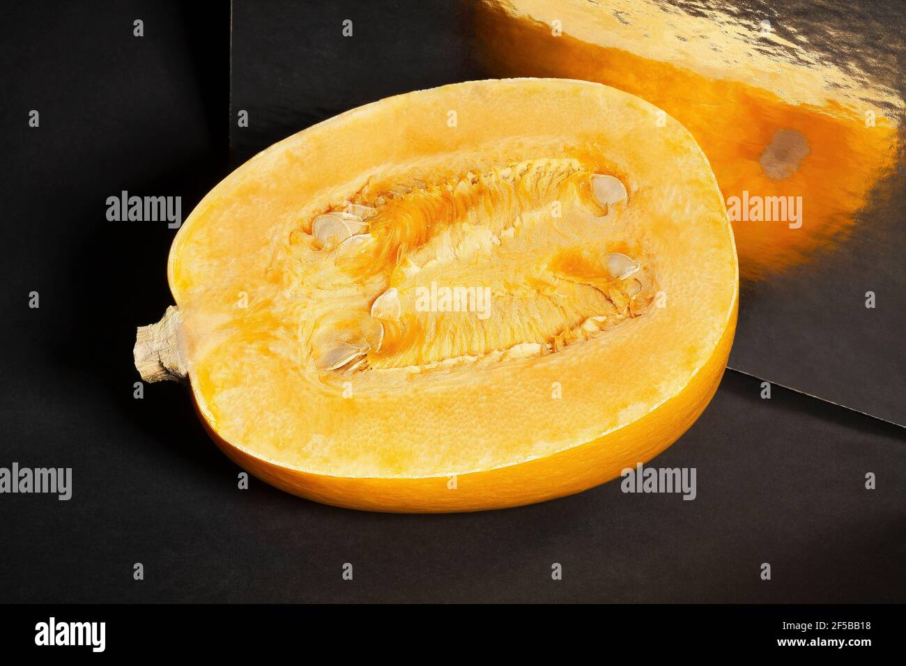 courge à spaghetti en tranches sur fond noir Banque D'Images