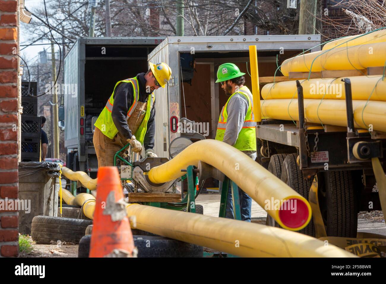 Detroit, Michigan - les travailleurs de DTE Energy remplacent le réseau de gaz naturel en fonte d'origine dans le quartier de Morningside. Banque D'Images