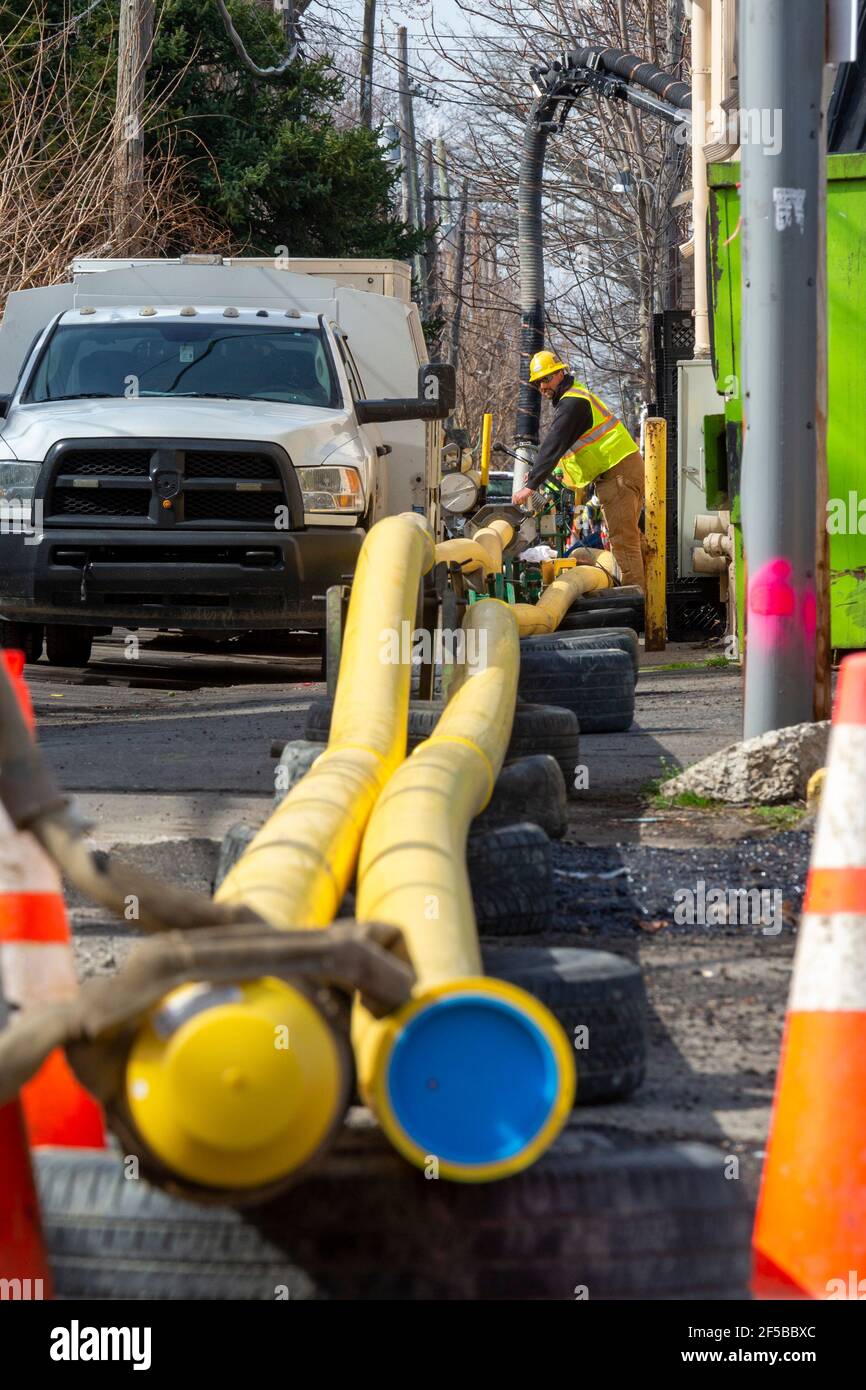 Detroit, Michigan - les travailleurs de DTE Energy remplacent le réseau de gaz naturel en fonte d'origine dans le quartier de Morningside. Banque D'Images