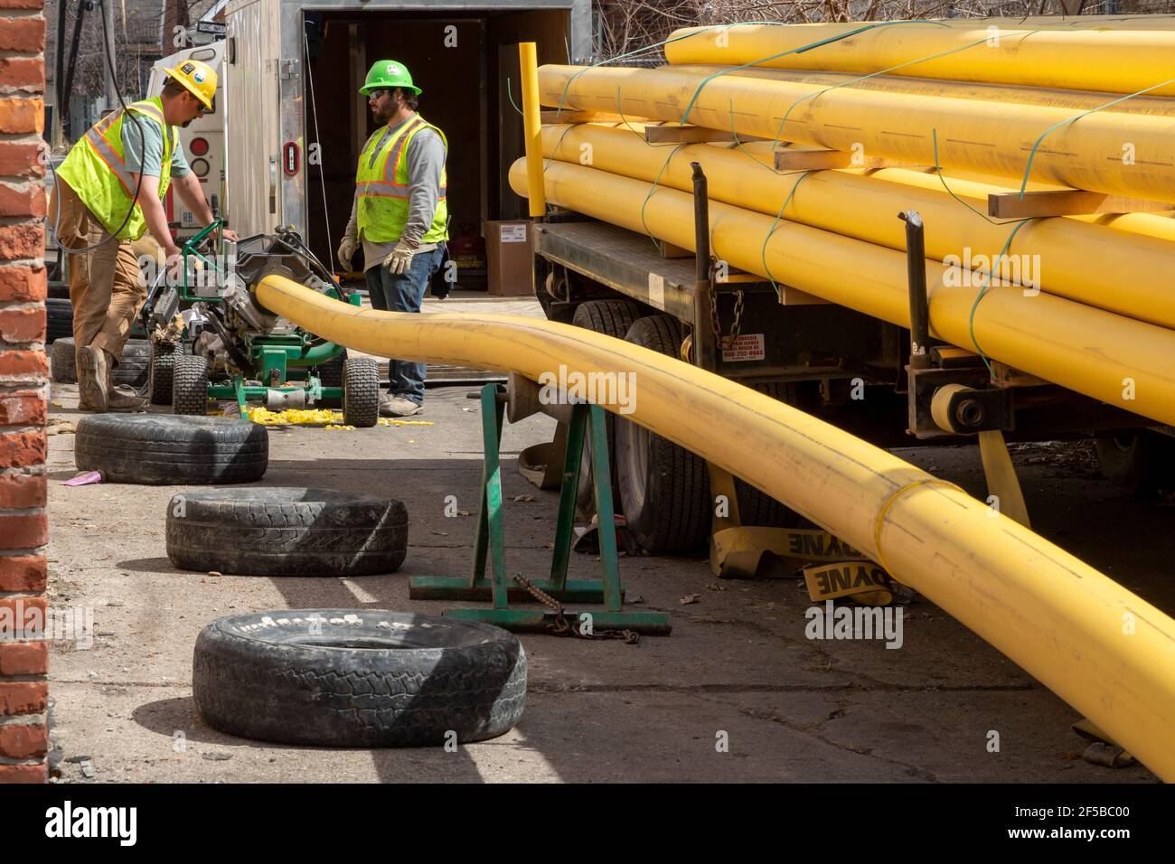 Detroit, Michigan - les travailleurs de DTE Energy remplacent le réseau de gaz naturel en fonte d'origine dans le quartier de Morningside. Banque D'Images
