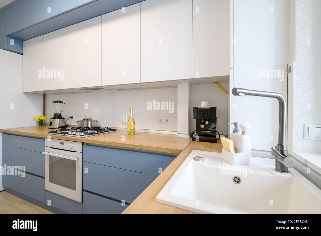 Mobilier moderne bleu sarcelle intérieur de la cuisine Banque D'Images