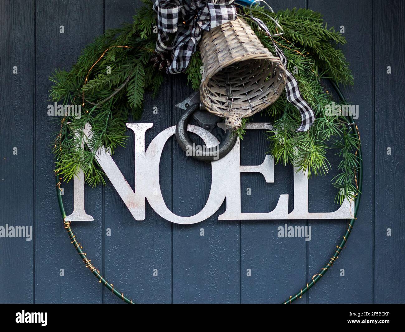 Une couronne de noël comme une variation sur un Noël traditionnel couronne Banque D'Images