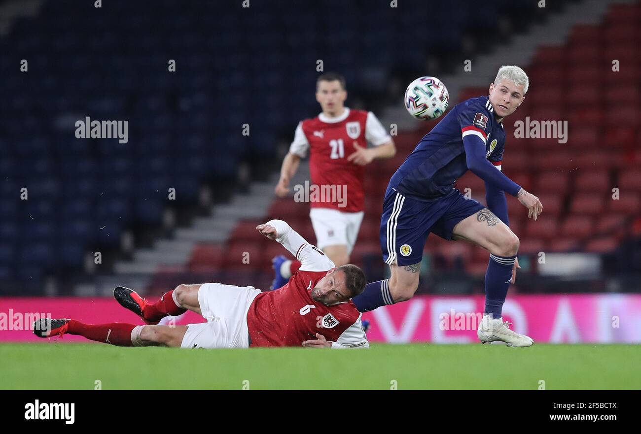 Stefan Ilsanker (à gauche) en Autriche et Lyndon dykes en Écosse se battent pour le ballon lors du match de qualification de la coupe du monde FIFA 2022 à Hampden Park, Glasgow. Date de la photo: Jeudi 25 mars 2021. Banque D'Images