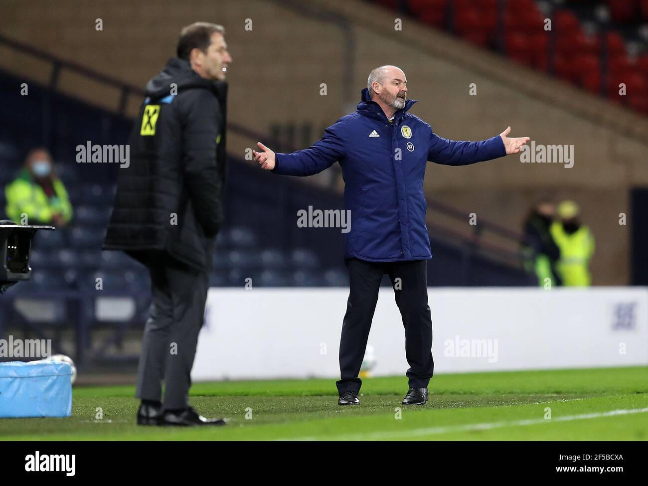 L'entraîneur-chef écossais Steve Clarke (à droite) sur la ligne de contact lors du match de qualification de la coupe du monde de la FIFA 2022 à Hampden Park, Glasgow. Date de la photo: Jeudi 25 mars 2021. Banque D'Images