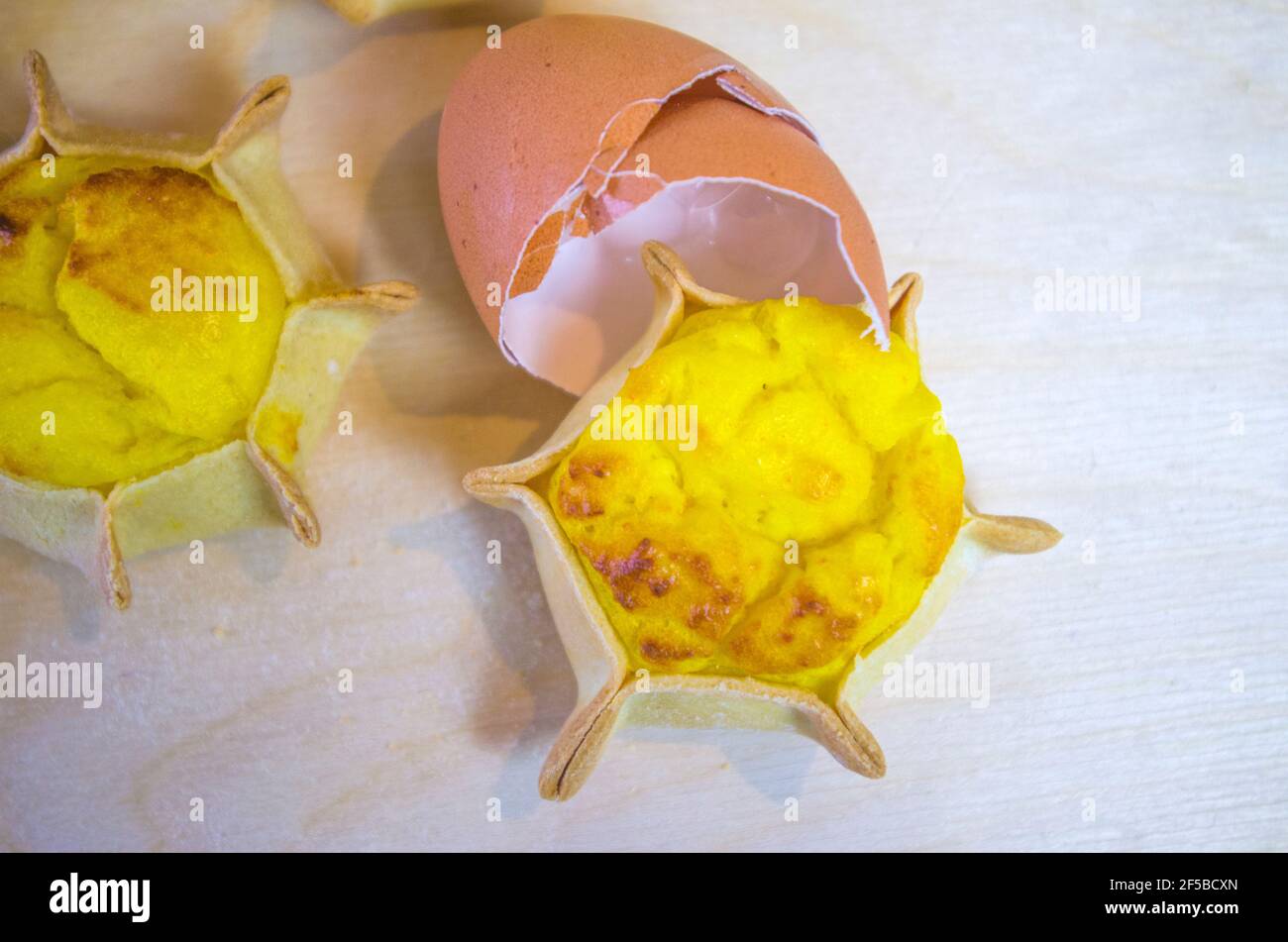 gâteaux en forme d'étoile, à base d'œufs frais, de pâte à croûte courte, de ricotta et de crème Banque D'Images gâteaux en forme d'étoile, à base d'œufs frais, de pâte à croûte courte, de ricotta et de crème Banque D'Images