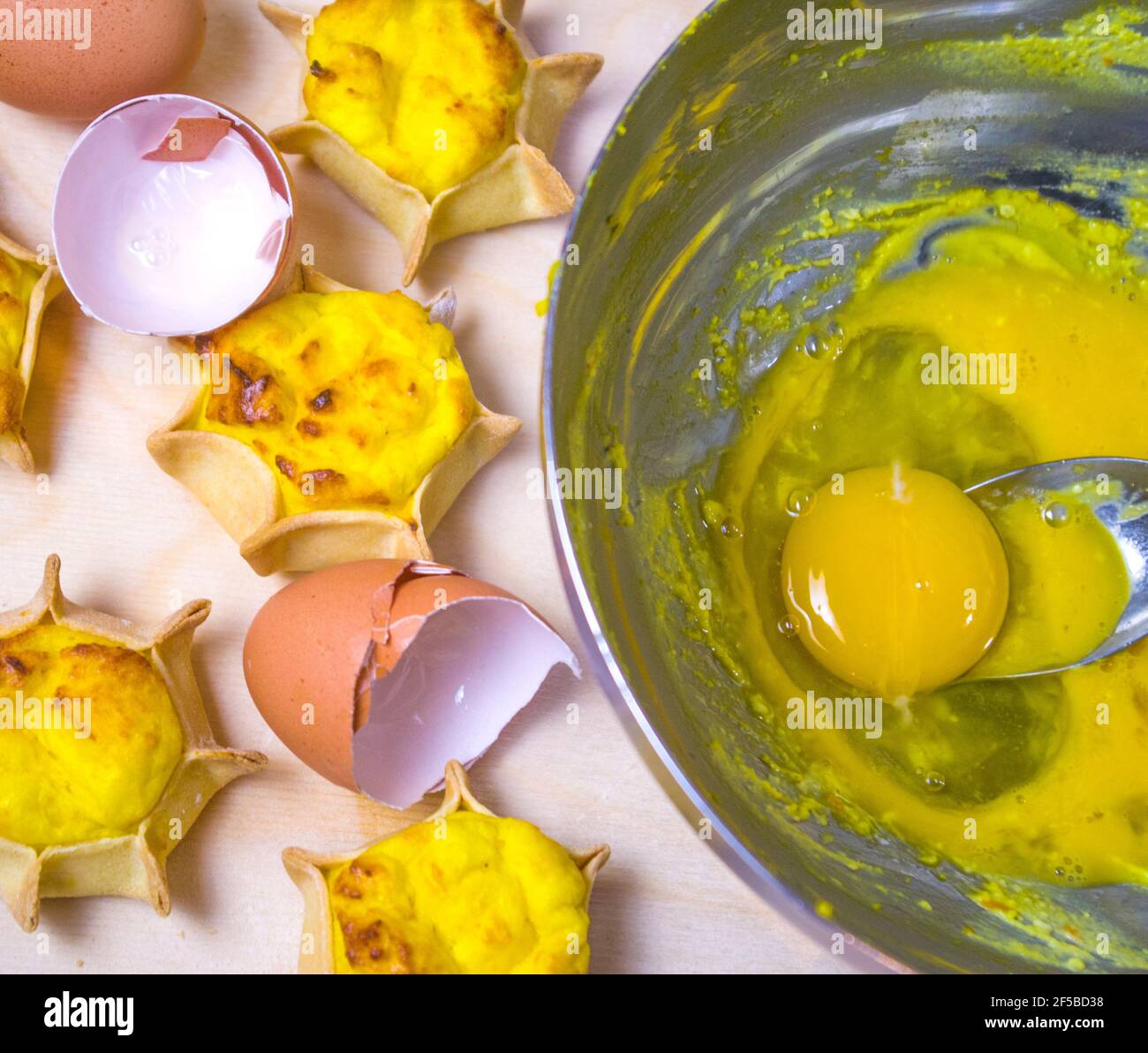 bonbons en forme d'étoile avec une excellente crème préparée avec des œufs frais et ricotta Banque D'Images bonbons en forme d'étoile avec une excellente crème préparée avec des œufs frais et ricotta Banque D'Images