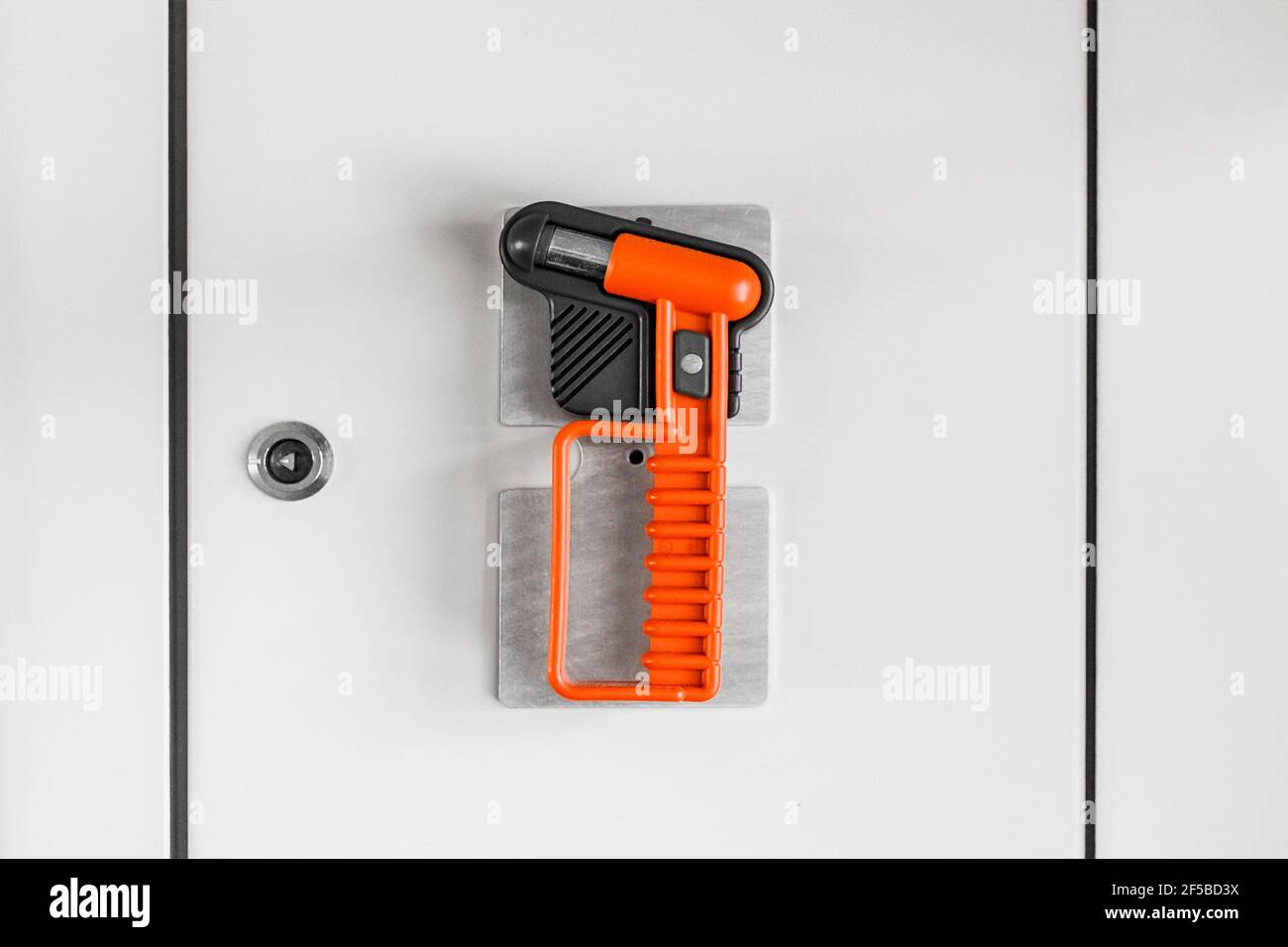 Marteau rouge pompier pour briser le verre dans le train électrique moderne. Banque D'Images