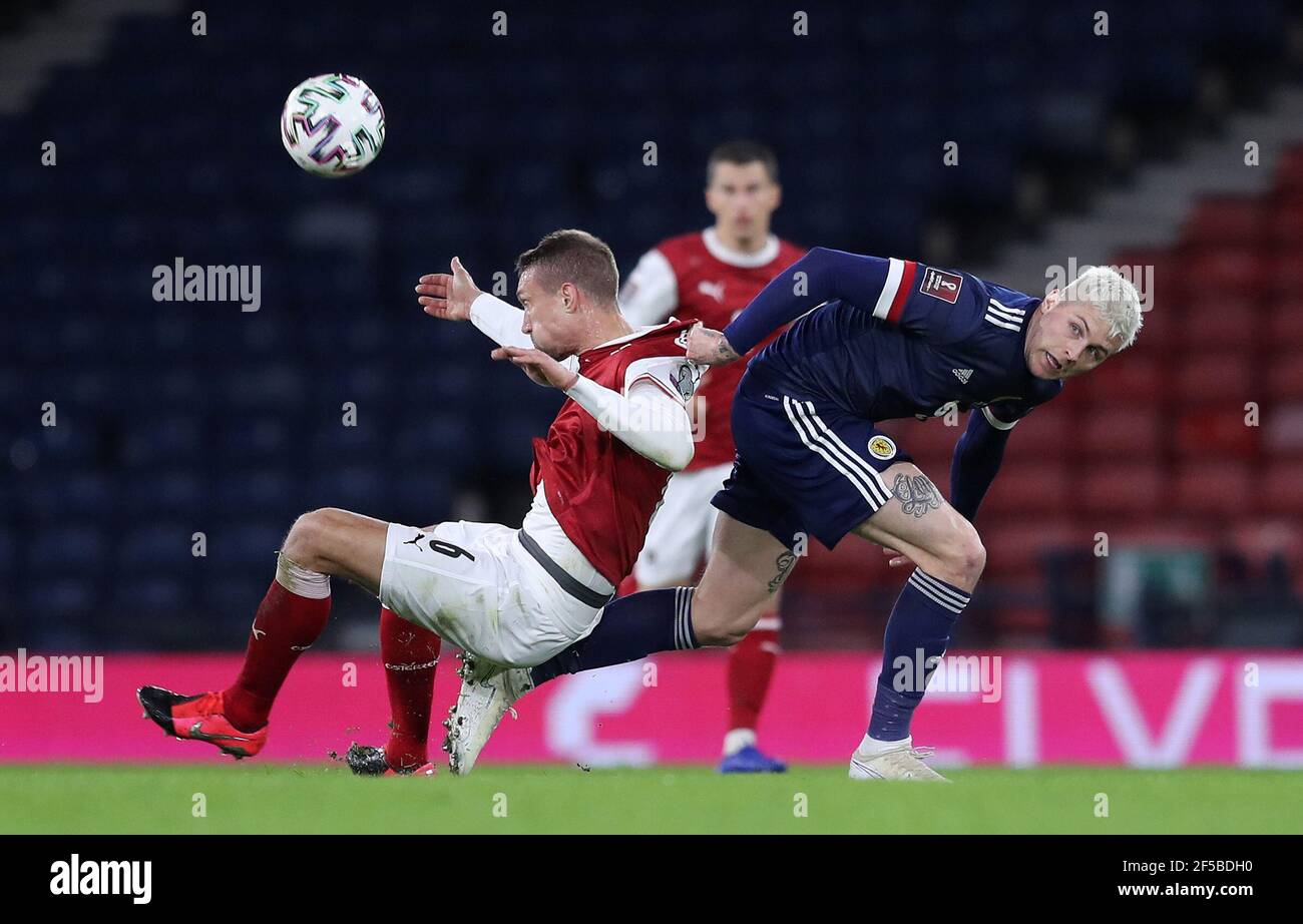 Stefan Ilsanker (à gauche) en Autriche et Lyndon dykes en Écosse se battent pour le ballon lors du match de qualification de la coupe du monde FIFA 2022 à Hampden Park, Glasgow. Date de la photo: Jeudi 25 mars 2021. Banque D'Images