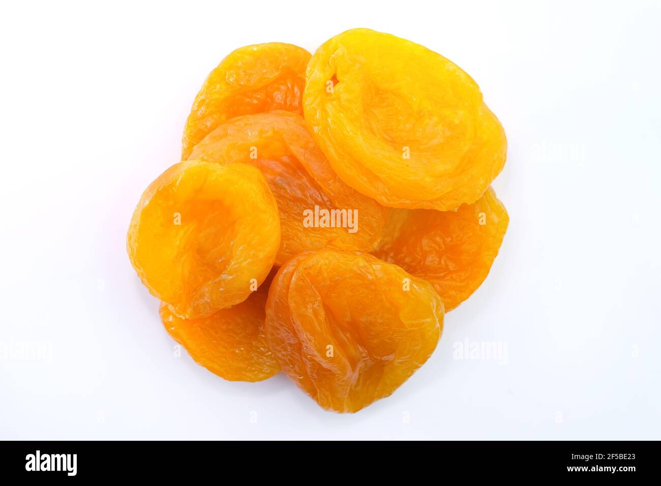 Abricots séchés sur fond blanc vue de dessus. Fruits secs pour le thé. Gros gros plan sur les abricots séchés. Banque D'Images
