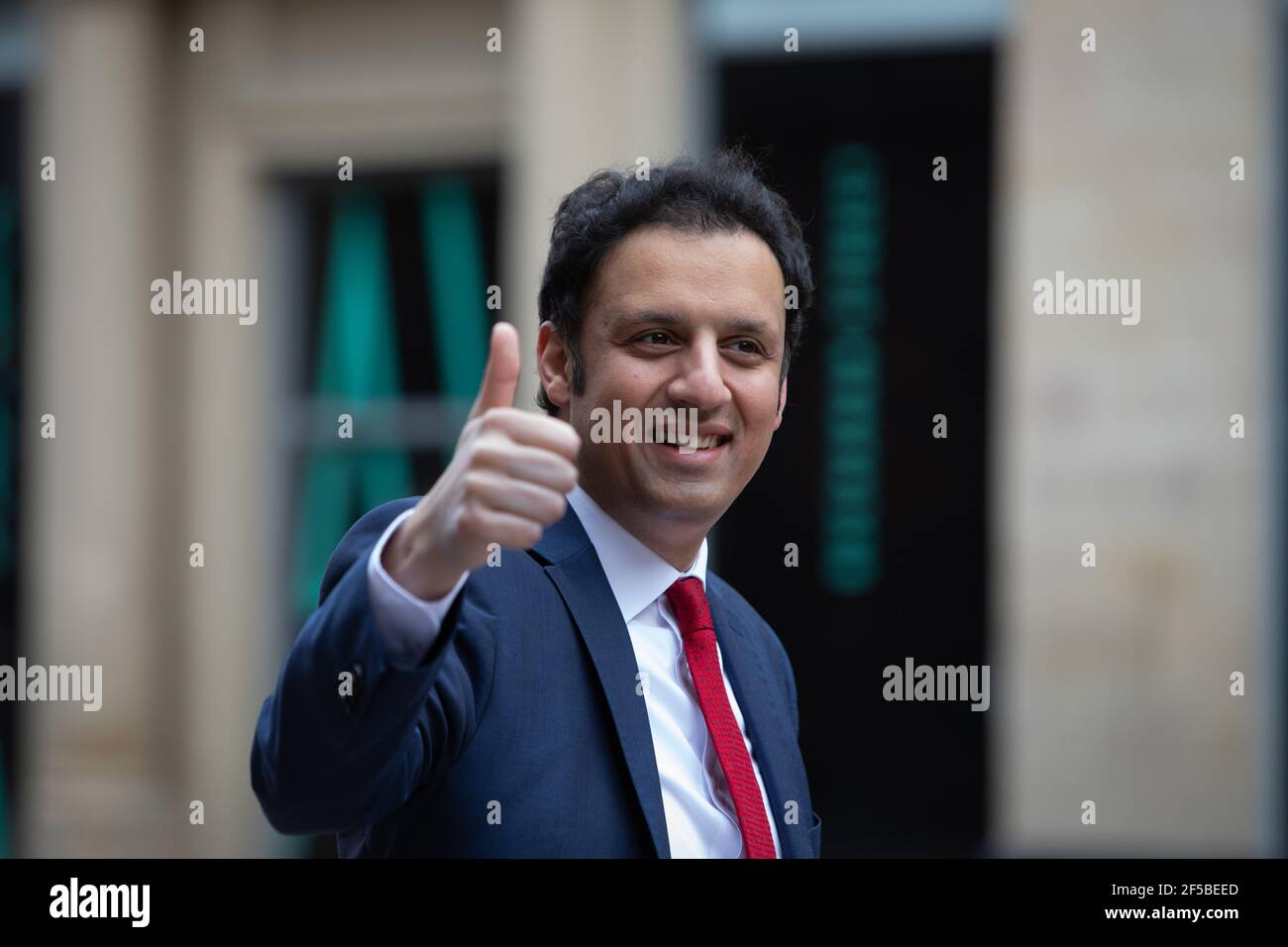 Glasgow, Royaume-Uni. 25 mars 2021. Anas Sarwar, chef du Parti travailliste écossais, promeut le message électoral de son parti C a National Recovery Plan, à côté de la statue de l'ancien leader travailliste écossais et Premier ministre, Donald Dewar, à Glasgow. Crédit photo : jeremy sutton-hibbert/Alay Live News Banque D'Images