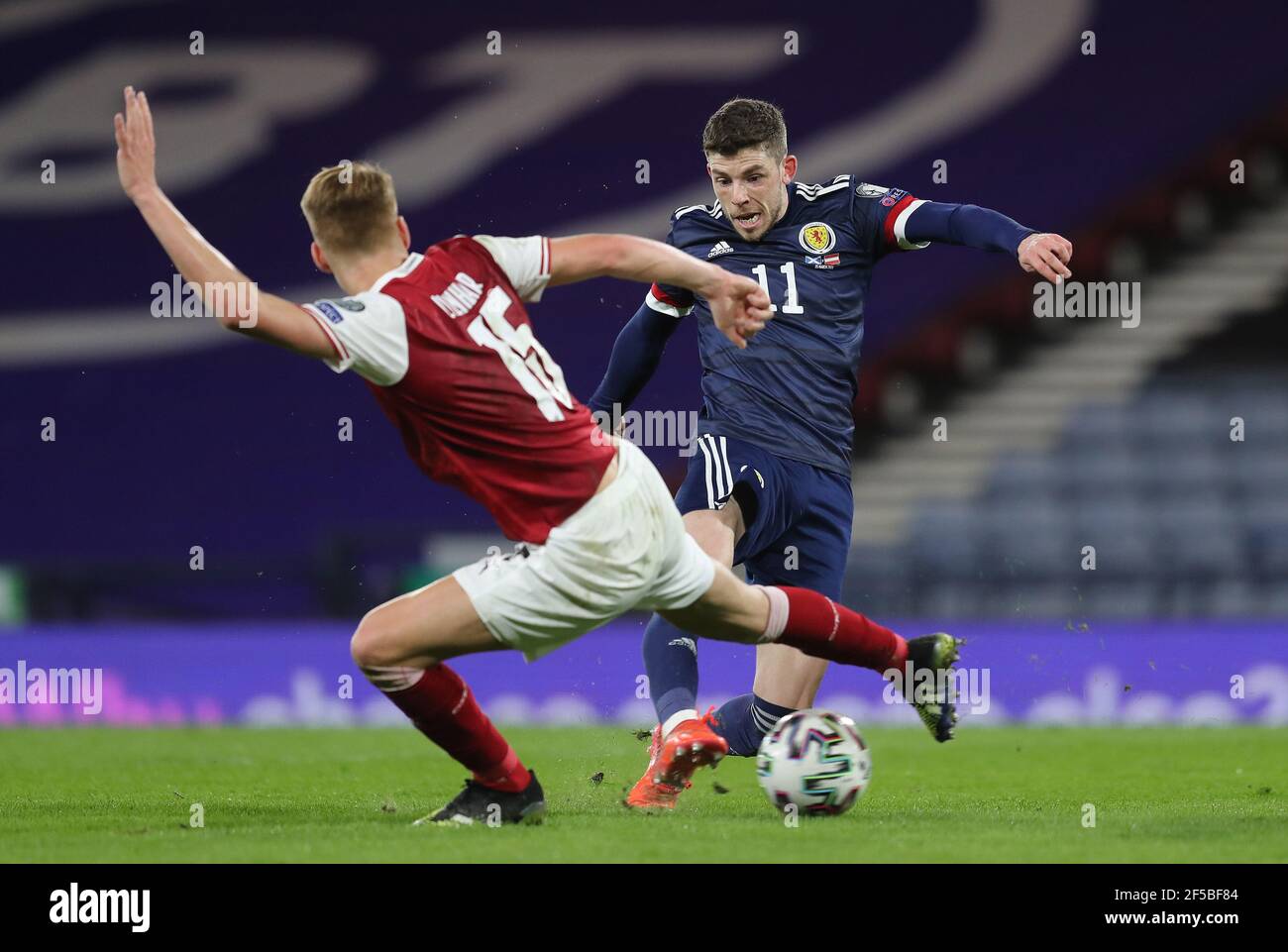 Philipp Lienhart (à gauche) en Autriche et Ryan Christie en Écosse se battent pour le ballon lors du match de qualification de la coupe du monde FIFA 2022 à Hampden Park, Glasgow. Date de la photo: Jeudi 25 mars 2021. Banque D'Images