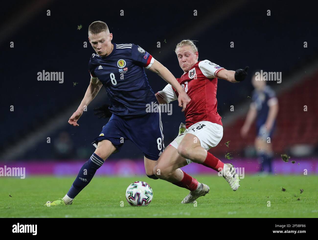 Scott McTominay (à gauche) en Écosse et Xaver Schlager en Autriche se battent pour le ballon lors du match de qualification de la coupe du monde FIFA 2022 à Hampden Park, Glasgow. Date de la photo: Jeudi 25 mars 2021. Banque D'Images