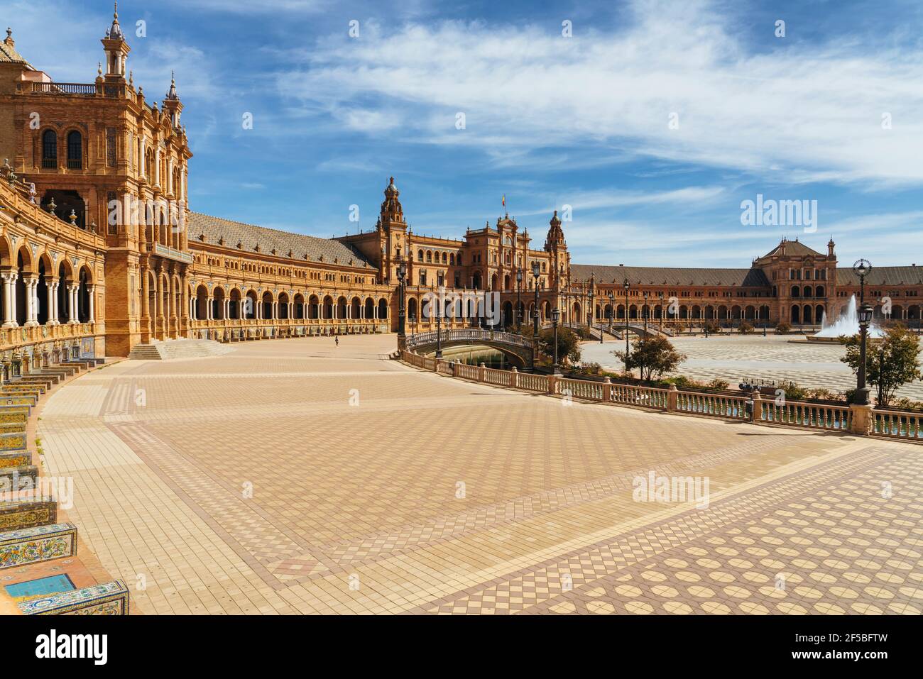 Vue panoramique sur la place d'Espagne de Séville, en Andalousie Banque D'Images